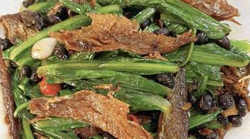 夏天怕热不想久待厨房，豆豉鱼炒油麦菜十分钟就能轻松上桌