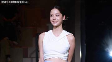 欧阳娜娜美到封神!白色短上衣搭蓝色不规则长裙,少女运动风绝了