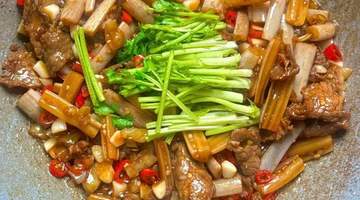 爱吃牛肉的朋友别划走呀,这道家常小炒藏着鲜酸开胃的好滋味