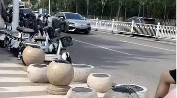 日照第三海水浴场西门隔离石墩被涂沥青 暑期带娃游客踩蹭中招黏鞋黏身