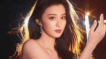 三亚录制现场王楚然穿全黑紧身潜水服 饱满体态引路人围观