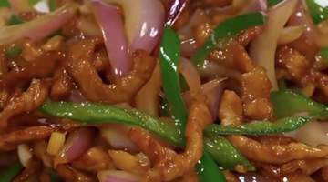 动手做鲜香下饭的洋葱青椒炒肉丝,感受平凡家常菜里的家味治愈时刻