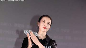 高圆圆贴头皮造型搭配皮衣流苏裙，展现多元风格的多元活动参与体验，尽显高级质感与个人魅力