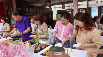 中秋还没到就馋了!郑州福晶园多元月饼活动现场 芝士果脯益生菌海鲜口味任你尝
