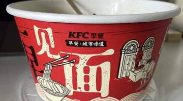 肯德基限定葱油拌面现场体验：咸到齁的面竟像泡发方便面？