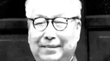 1988年农民朱海清在地里干农活,村长气喘吁吁跑来:“别干了,快回去,你家来了个大官!”1988年盛夏,河北兴隆县朱家沟的小山村突然炸开了锅。大中午,农民朱海清在地里满身大汗干活,锄头还没放稳,村长就喘着粗气跑来:“别干了,你家来大官了!”朱海清被这一嗓子吓愣了,老实一辈子,哪见过什么...