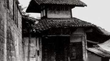 1935年,红军在遵义城,仅仅抄了一个黔军师长家,红军就差不多吃饱,光从他家就搜出十几万斤粮食,还有两万多块银元,让一路饿肚子的红军将士踏踏实实吃上了饱饭。饿着肚子翻山越岭,推开一座公馆的仓门,成堆的米袋子和成箱的银元摆在面前,这不是戏剧,是1935年遵义的现场。一句民间话流传至今...