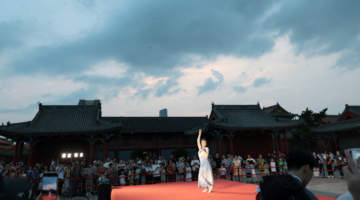 7月24日沈阳故宫暑期夜场开启 魔术文艺轮番登场游客沉浸式夜游享文化体验