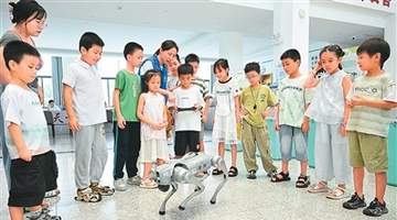 7月29日宜春馨苑社区这场科普集市 孩子们围着机器狗玩疯了