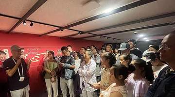 观众沉浸式体验乾隆花园光影展 故宫学者王志伟现场导览还开主题分享会