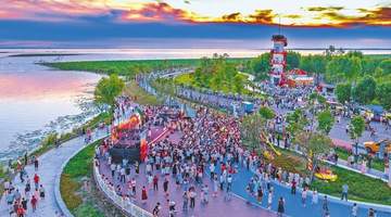 8月1日洪湖滨湖岸边 三支本土乐队携湖畔晚霞曲打造夏夜浪漫视听会