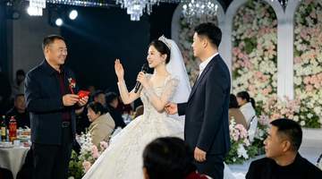 婚礼上公公递出空红包现场尴尬 新娘拿麦克风发言引全场哗然