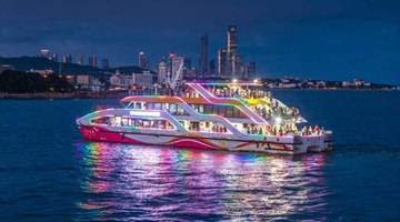 8月1日青岛首条百年地标栈桥主题海上夜游航线启航,邀市民游客登船赏夜景参与啤酒体验 海事多举措护航夏夜海上文旅