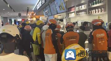 秋日限定饮品引全城排队 多品牌参与“秋天的第一杯奶茶” 探访不同门店的热闹与平静