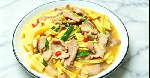 下班就爱凑这种热闹,一锅焖出满室香,腐竹吸饱肉汁拌米饭,连碗底都舔得精光