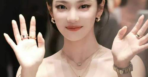 宁艺卓穿黑丝绒抹胸长裙超美!雪肤玉貌性感撩人