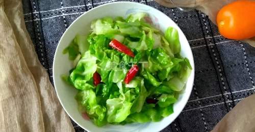 一道家常素菜,大火一炒,清脆爽口又开胃,五分钟就能上桌