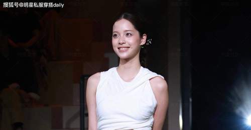 欧阳娜娜美到封神!白色短上衣搭蓝色不规则长裙,少女运动风绝了