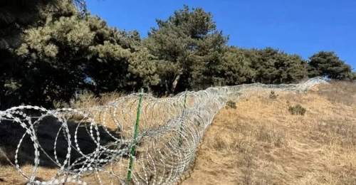 名山不该修成“禁区”!泰山拆除刀片网,拆掉的是懒政围墙