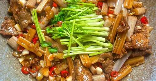爱吃牛肉的朋友别划走呀,这道家常小炒藏着鲜酸开胃的好滋味