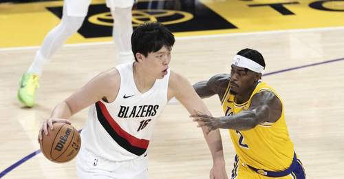 美媒:开拓者连签两中锋 杨瀚森位置岌岌可危