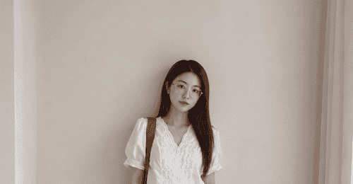 圆领赶紧收!三伏天这件上衣才是真显脸小,国字脸姐妹直接抄