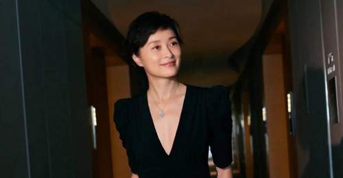 看了“吴越”的打扮，我悟了：色不过三，选基础款，更显高级优雅