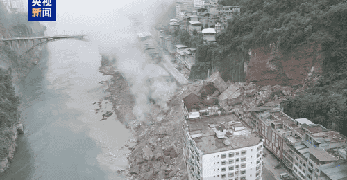 重庆彭水发生山体垮塌致人员被埋,居民称受损房屋有五六层高,都有住人