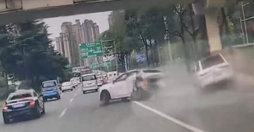 成都三环路被撞起火车主发声:被撞晕几秒后从车窗爬出逃生,是油电混动车