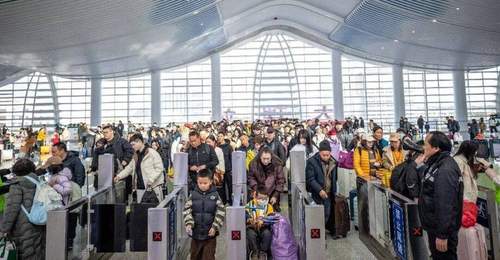 74地区免签,唯独中国加价!赴日游客暴跌60%,日百货大面积亏损