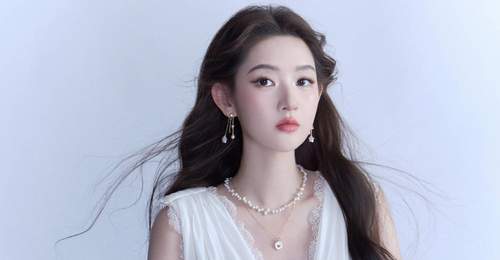王玉雯穿纯白礼裙似清冷千金 戴珍珠项链气质优雅迷人