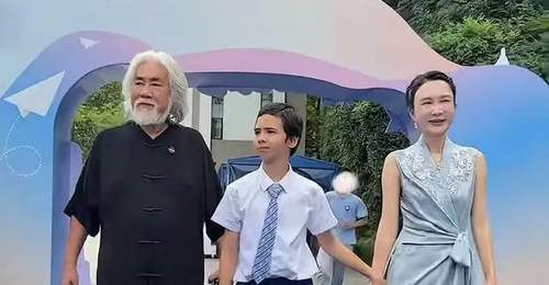 75岁张纪中为继子整理衣领梳头,杜星霖穿新中式裙拎4万包出席毕业典礼