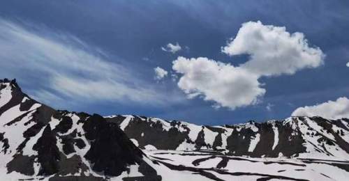 伊犁河谷四季秘境：从雪峰到草原的深度旅行全攻略