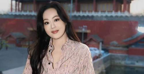 :章小蕙62岁穿搭揭秘:印花衬衫与连衣裙如何穿出高级洋气感