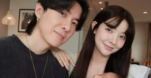 唐禹哲晒一家三口握手照 官宣二胎女儿降生分享喜悦