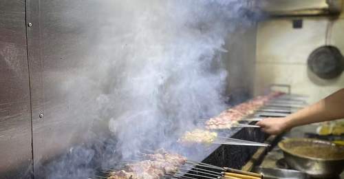 来淄博体验地道烧烤：小饼卷葱配小火炉，参与式DIY美食乐趣多