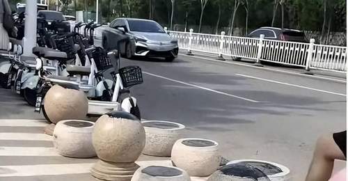 日照第三海水浴场西门隔离石墩被涂沥青 暑期带娃游客踩蹭中招黏鞋黏身