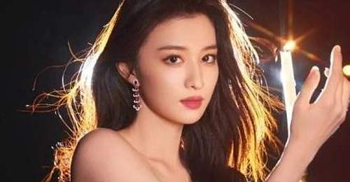 三亚录制现场王楚然穿全黑紧身潜水服 饱满体态引路人围观