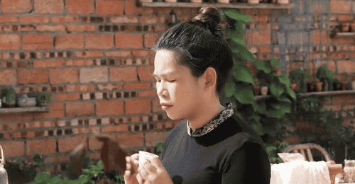 三十三盏茶创始人小娴带你在喧嚣闹市中，于禅茶天地里开启一场向内观照的静心茶事体验
