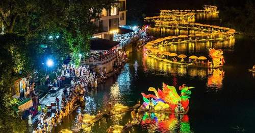 广西阳朔遇龙河夜色里 游客沉浸式体验竹筏拼接龙凤巡游