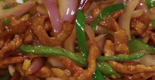 动手做鲜香下饭的洋葱青椒炒肉丝,感受平凡家常菜里的家味治愈时刻