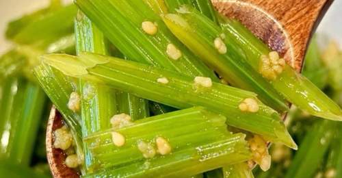 夏天餐桌添新趣,跟着脆爽凉拌芹菜解锁快手开胃新玩法
