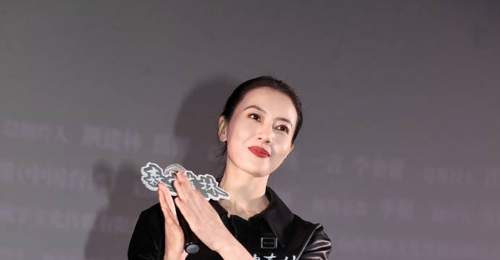 高圆圆贴头皮造型搭配皮衣流苏裙，展现多元风格的多元活动参与体验，尽显高级质感与个人魅力