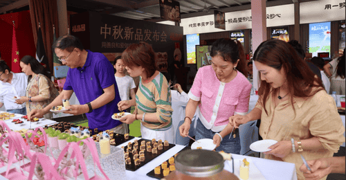 中秋还没到就馋了!郑州福晶园多元月饼活动现场 芝士果脯益生菌海鲜口味任你尝