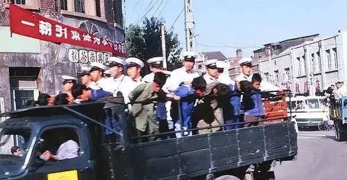 1983年那场改变治安面貌的严打，现场万人鼓掌的震撼场景你见过吗？