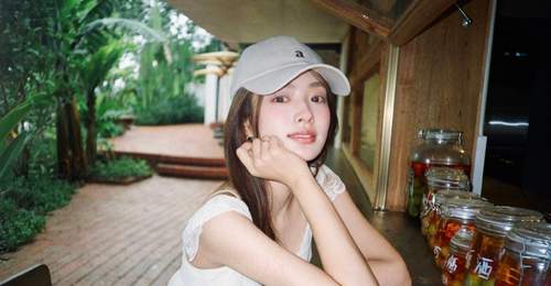 徐若晗晒夏日出游随拍 白色蕾丝飞袖上衣解锁清甜灵动少女感