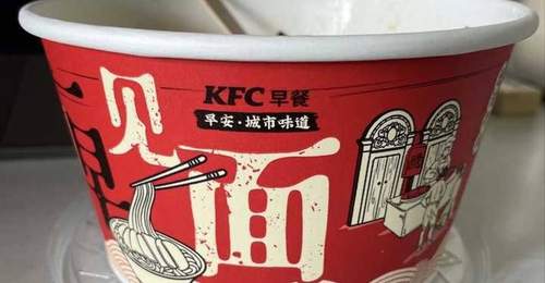 肯德基限定葱油拌面现场体验:咸到齁的面竟像泡发方便面?