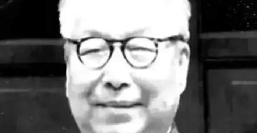 1988年农民朱海清在地里干农活,村长气喘吁吁跑来:“别干了,快回去,你家来了个大官!”1988年盛夏,河北兴隆县朱家沟的小山村突然炸开了锅。大中午,农民朱海清在地里满身大汗干活,锄头还没放稳,村长就喘着粗气跑来:“别干了,你家来大官了!”朱海清被这一嗓子吓愣了,老实一辈子,哪见过什么...