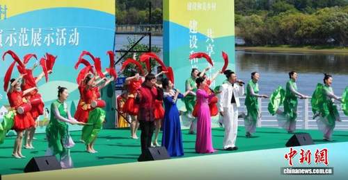 乌苏里江畔上演“农味”文化艺术展演活动