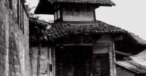 1935年,红军在遵义城,仅仅抄了一个黔军师长家,红军就差不多吃饱,光从他家就搜出十几万斤粮食,还有两万多块银元,让一路饿肚子的红军将士踏踏实实吃上了饱饭。饿着肚子翻山越岭,推开一座公馆的仓门,成堆的米袋子和成箱的银元摆在面前,这不是戏剧,是1935年遵义的现场。一句民间话流传至今...